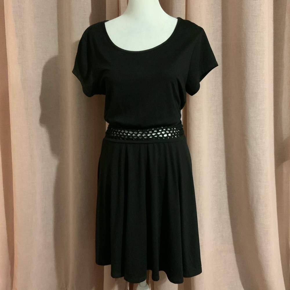 black short sleeve skater dress - large